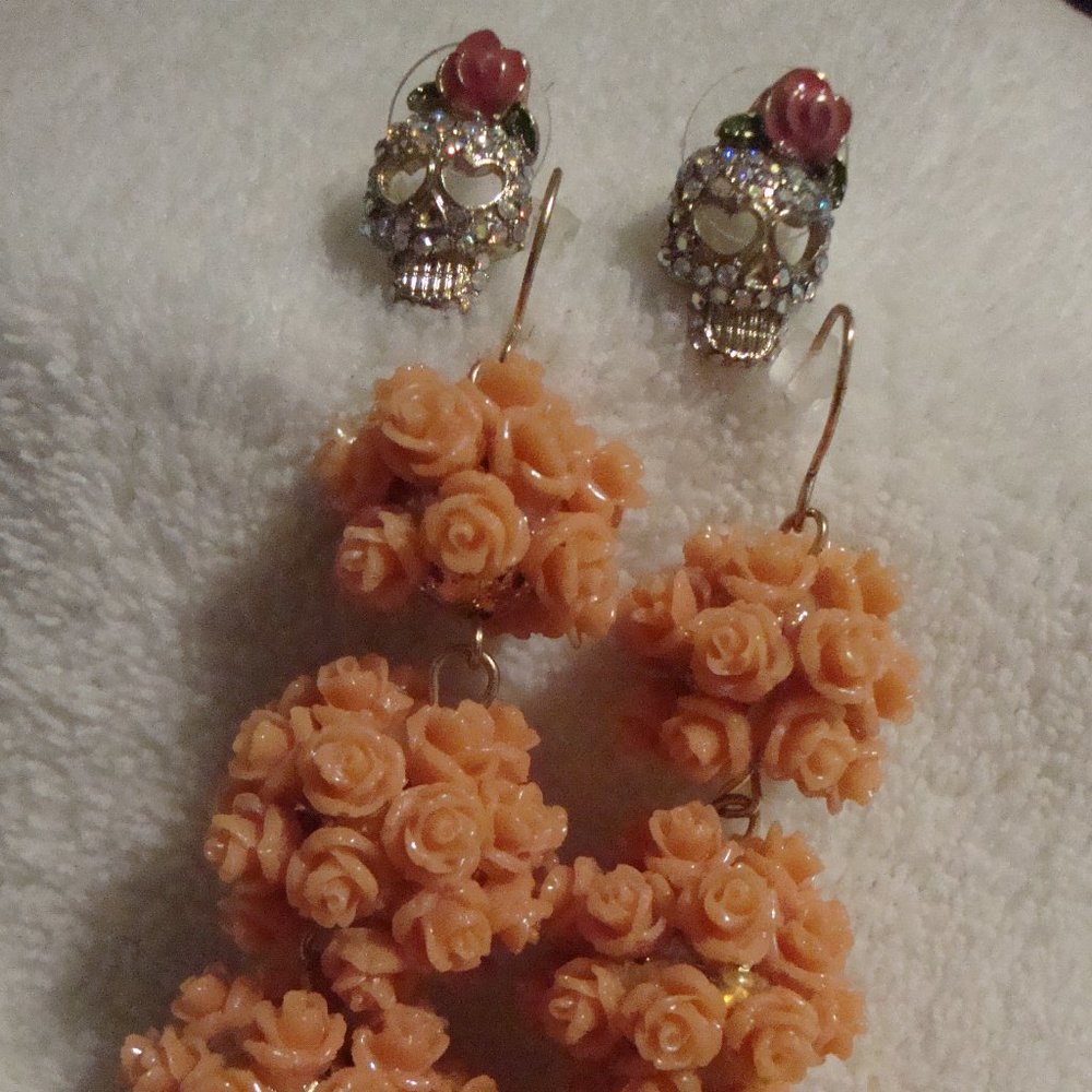 Blingy Skull and Roses Earrings